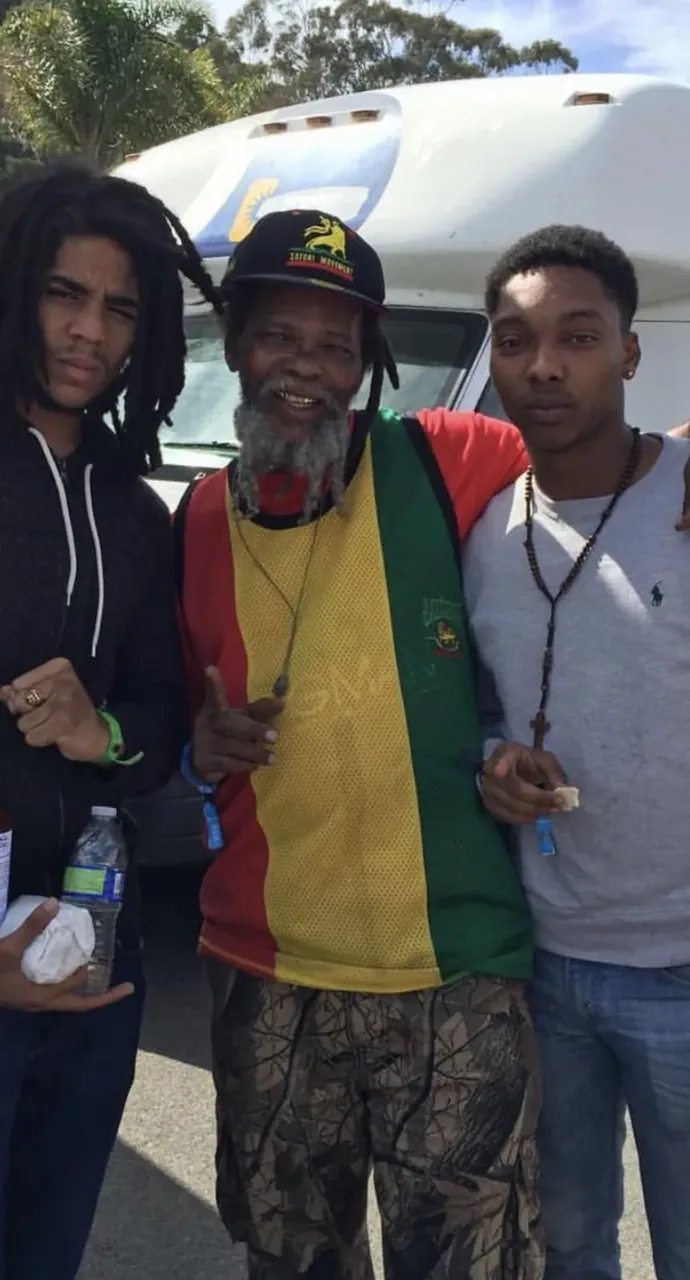 The young, great Skip Marley. Bob Marley grandson, Cedella Marley son. Great music coming out of his meditation in this time. Keep up the good work, keep the jo