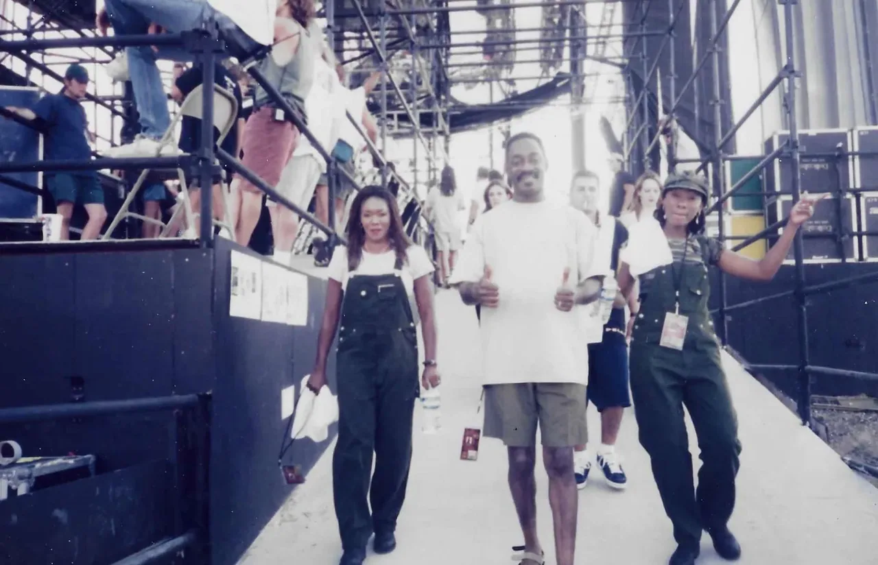 Snoop Dogg and Snoop Dogg’s father, with Sofia and Angel, Julian and Damian background singers in the USA, Lolapallooza 1997. Life Journey, Rastaman Passing By.